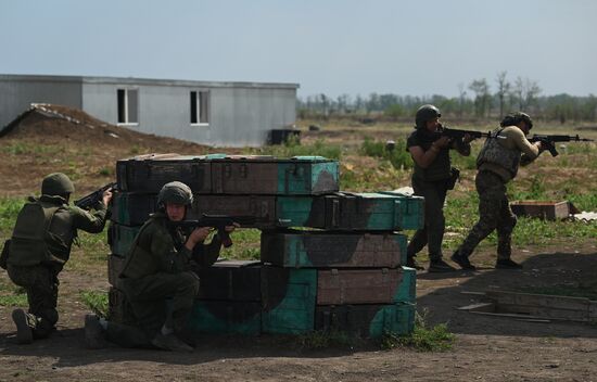 Боевая подготовка военнослужащих-контрактников на полигоне в Ростовской области
