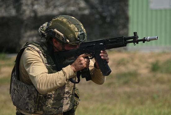 Боевая подготовка военнослужащих-контрактников на полигоне в Ростовской области