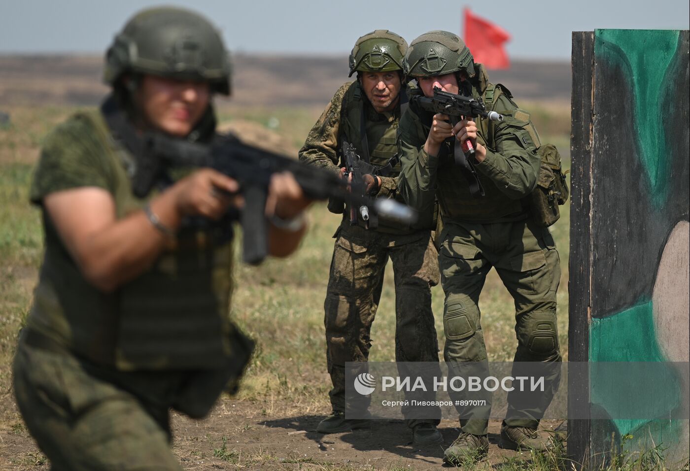 Боевая подготовка военнослужащих-контрактников на полигоне в Ростовской области