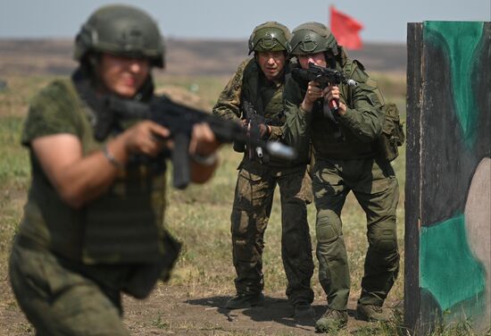 Боевая подготовка военнослужащих-контрактников на полигоне в Ростовской области