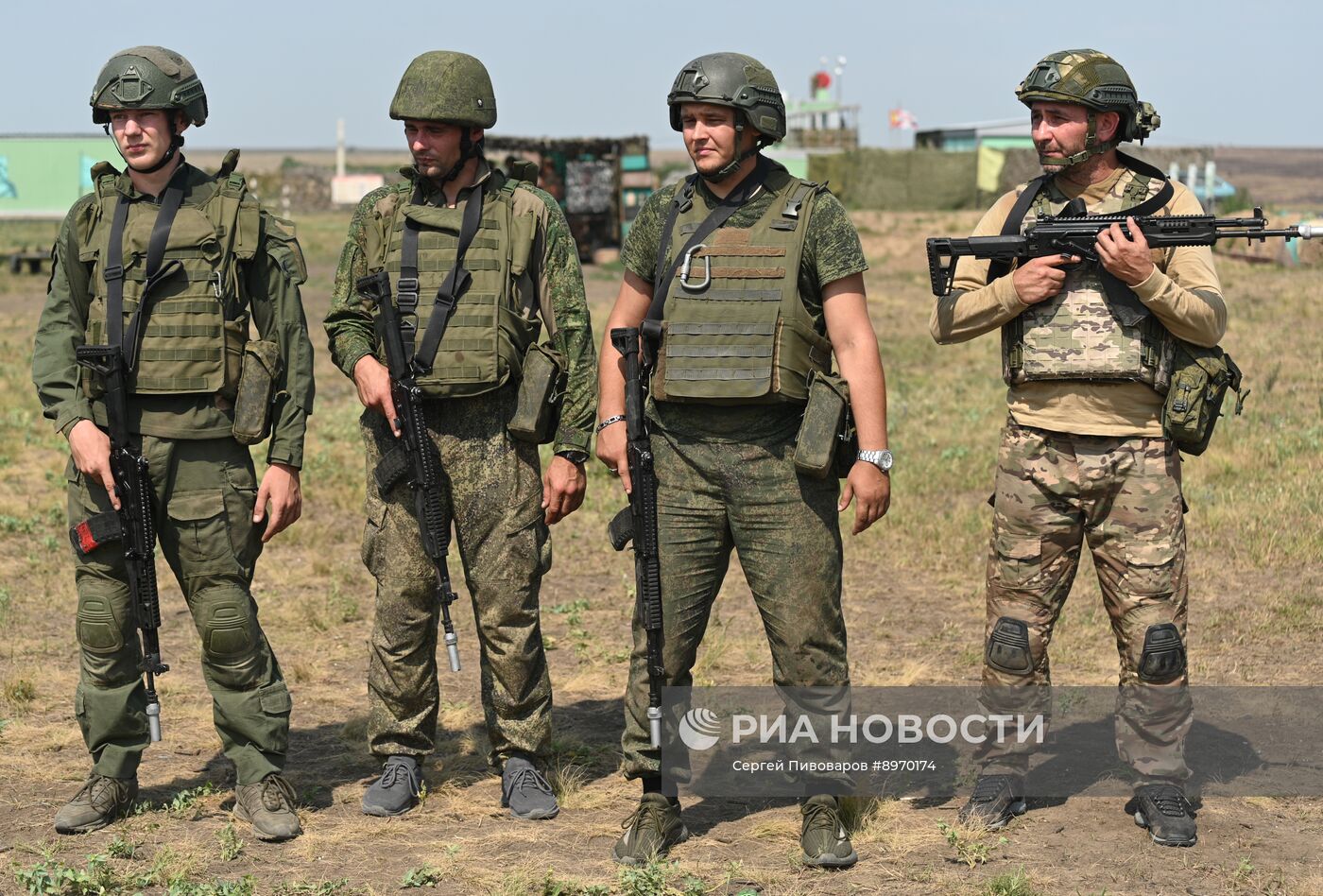 Боевая подготовка военнослужащих-контрактников на полигоне в Ростовской области