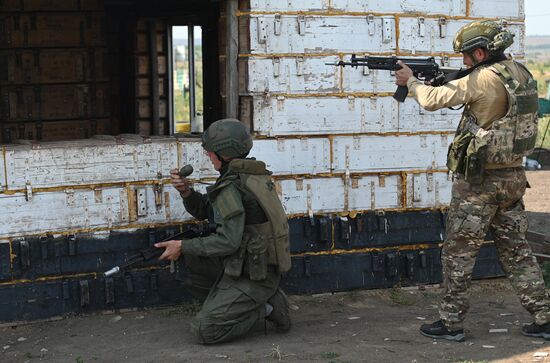 Боевая подготовка военнослужащих-контрактников на полигоне в Ростовской области