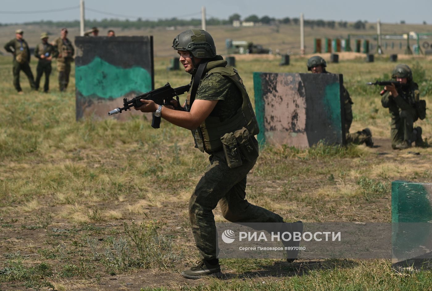 Боевая подготовка военнослужащих-контрактников на полигоне в Ростовской области
