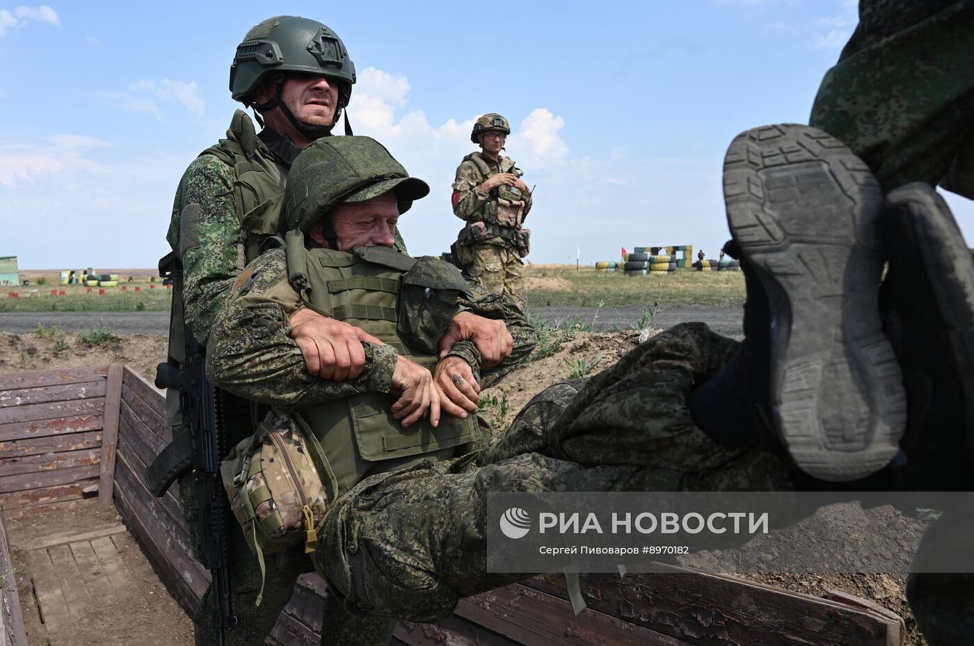 Боевая подготовка военнослужащих-контрактников на полигоне в Ростовской области
