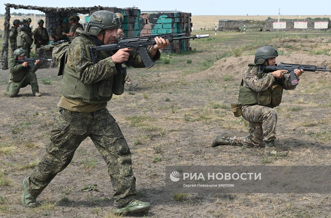 Боевая подготовка военнослужащих-контрактников на полигоне в Ростовской области