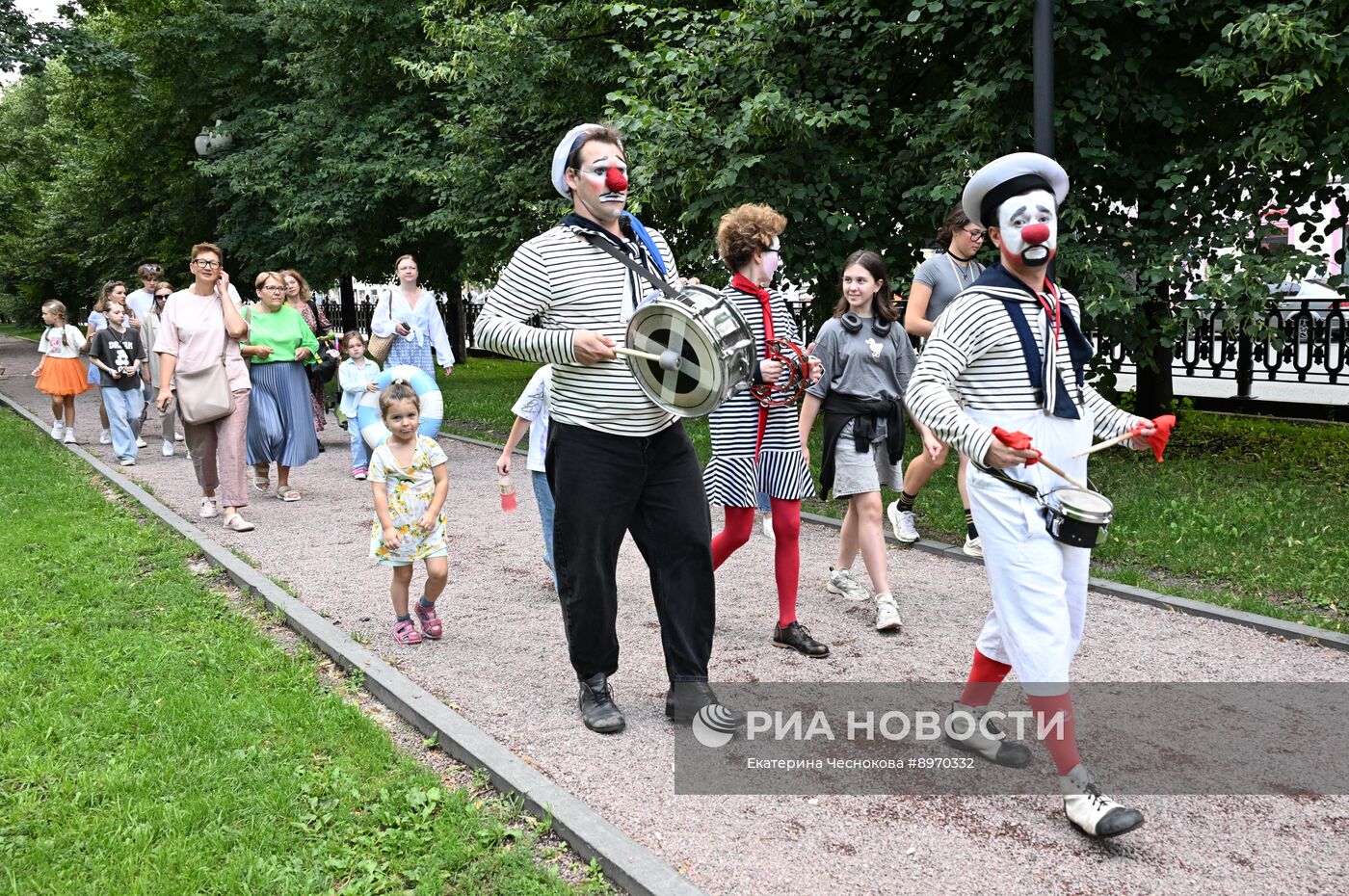 Выступление клоун-мим театра "Каникулы" на Цветном бульваре в Москве