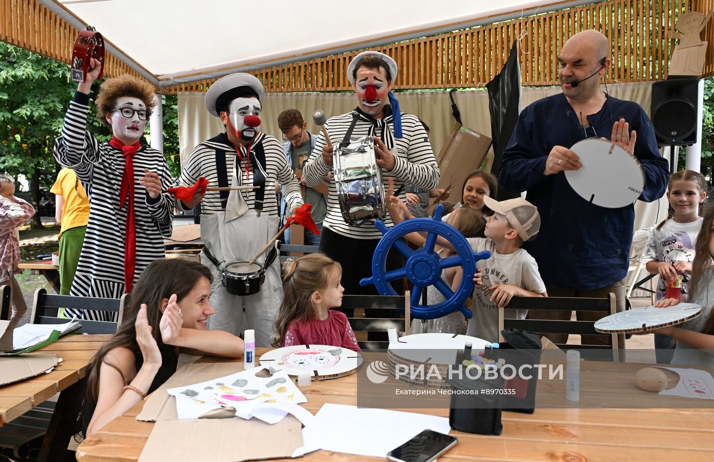 Выступление клоун-мим театра "Каникулы" на Цветном бульваре в Москве