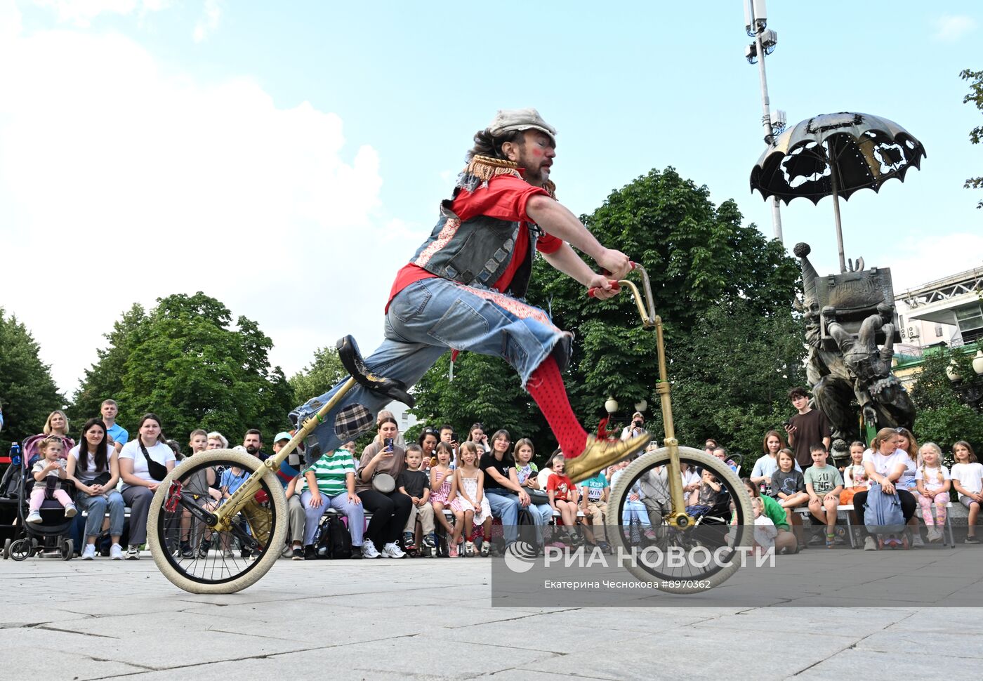 Выступление клоун-мим театра "Каникулы" на Цветном бульваре в Москве
