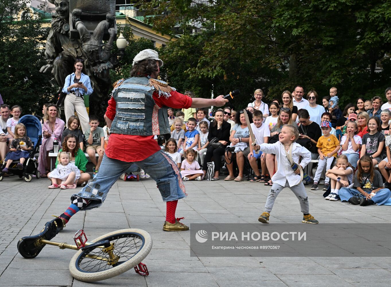 Выступление клоун-мим театра "Каникулы" на Цветном бульваре в Москве