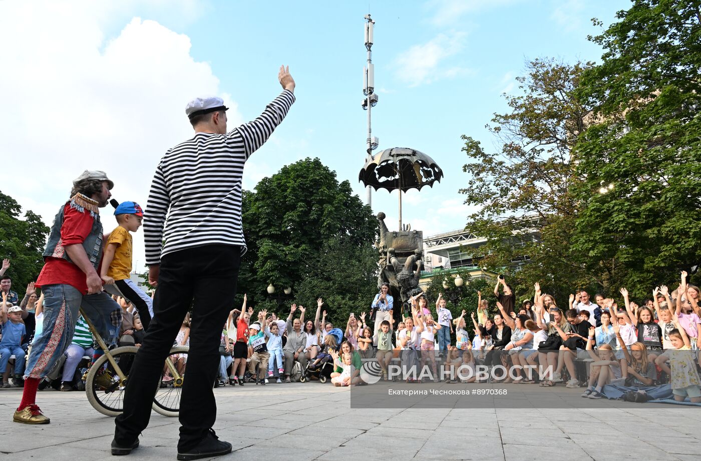 Выступление клоун-мим театра "Каникулы" на Цветном бульваре в Москве