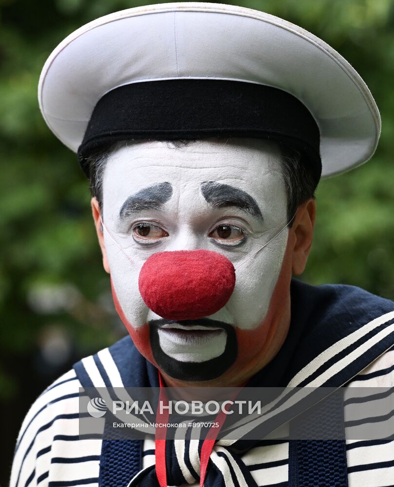 Выступление клоун-мим театра "Каникулы" на Цветном бульваре в Москве