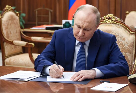 Президент Владимир Путин встретился с председателем Совета Федерации РФ Валентиной Матвиенко