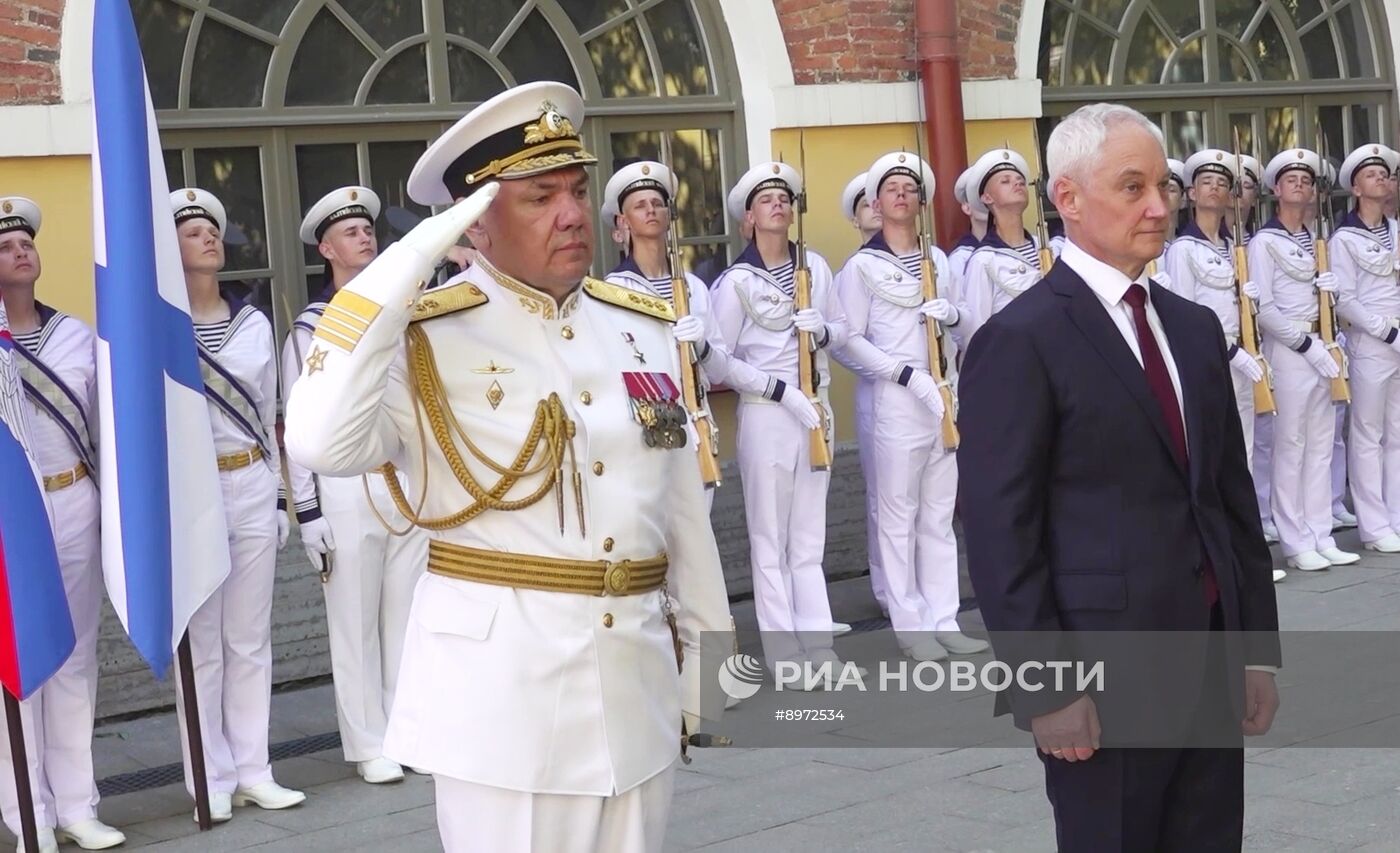 Министр обороны РФ Андрей Белоусов открыл бюст адмиралу Ушакову в День ВМФ