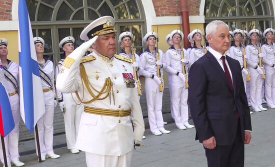 Министр обороны РФ Андрей Белоусов открыл бюст адмиралу Ушакову в День ВМФ