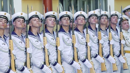 Министр обороны РФ Андрей Белоусов открыл бюст адмиралу Ушакову в День ВМФ