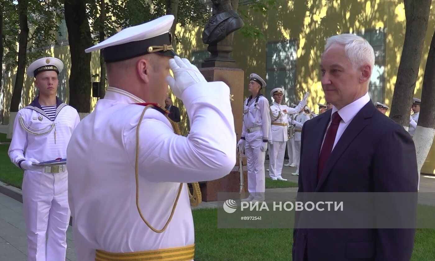 Министр обороны РФ Андрей Белоусов открыл бюст адмиралу Ушакову в День ВМФ