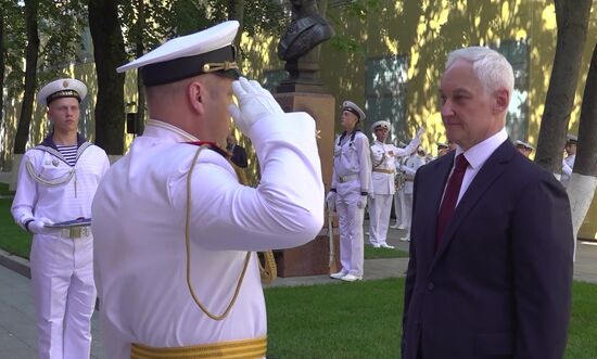 Министр обороны РФ Андрей Белоусов открыл бюст адмиралу Ушакову в День ВМФ
