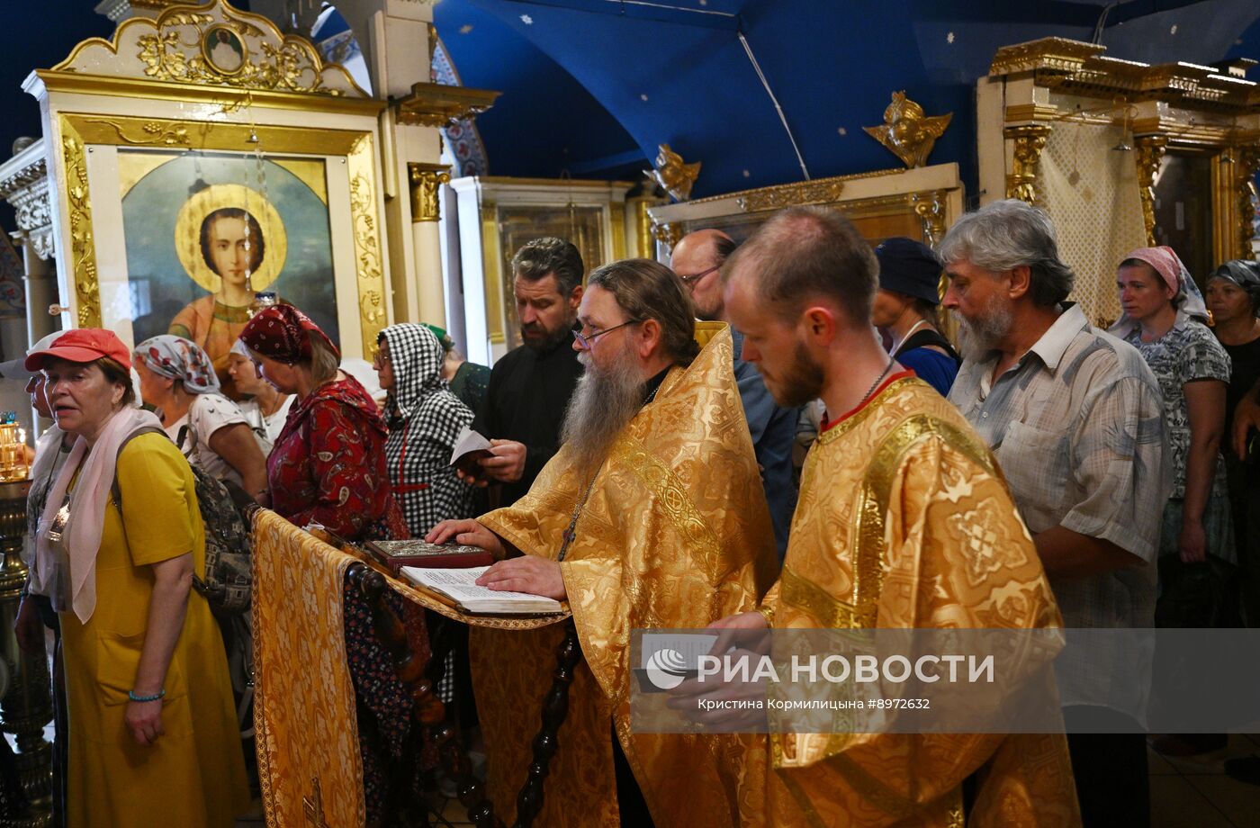 Верующие в храме в Тутаеве 