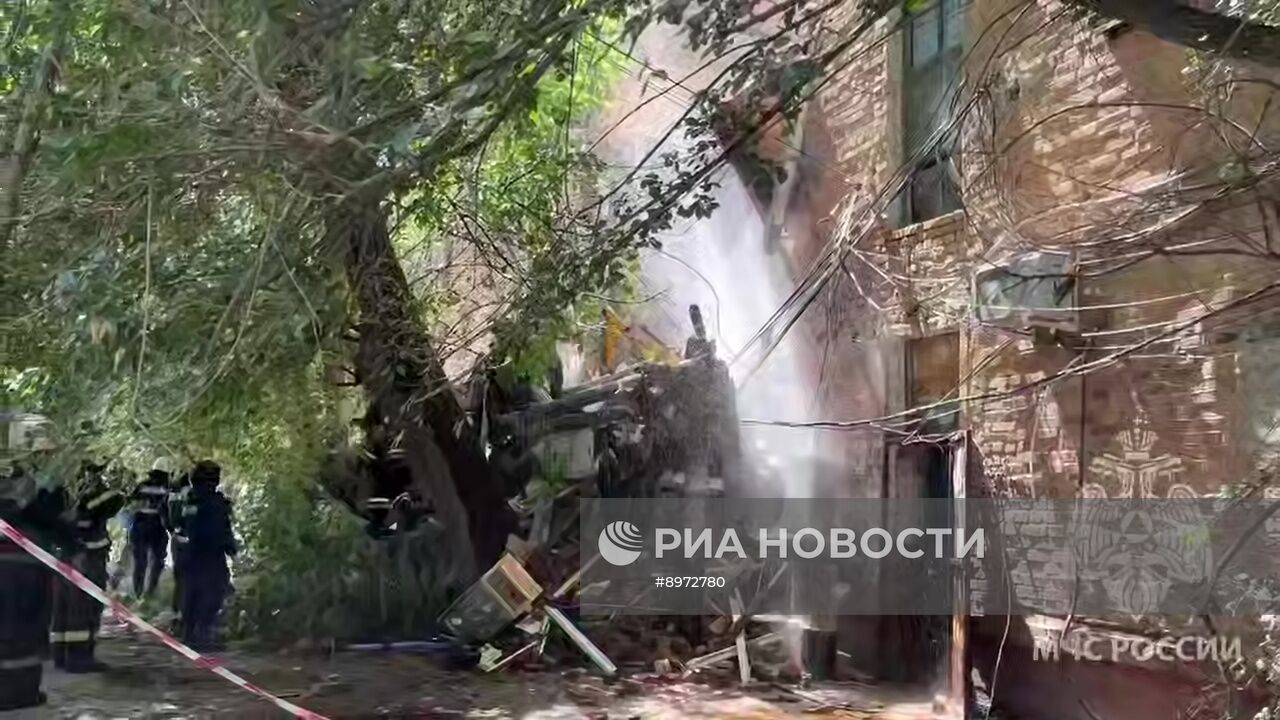 В Астрахани обрушилась часть подъезда жилого дома