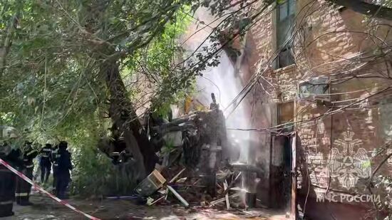 В Астрахани обрушилась часть подъезда жилого дома