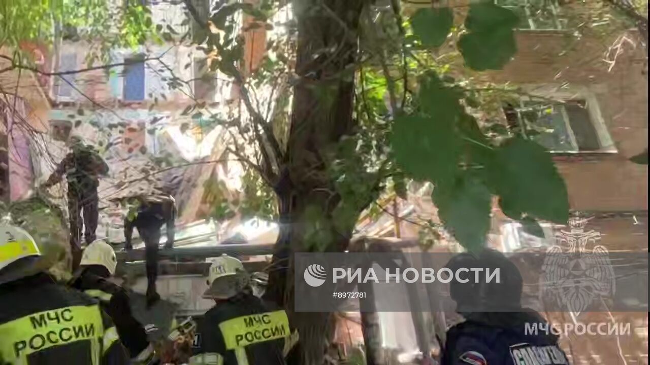 В Астрахани обрушилась часть подъезда жилого дома