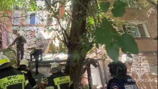 В Астрахани обрушилась часть подъезда жилого дома