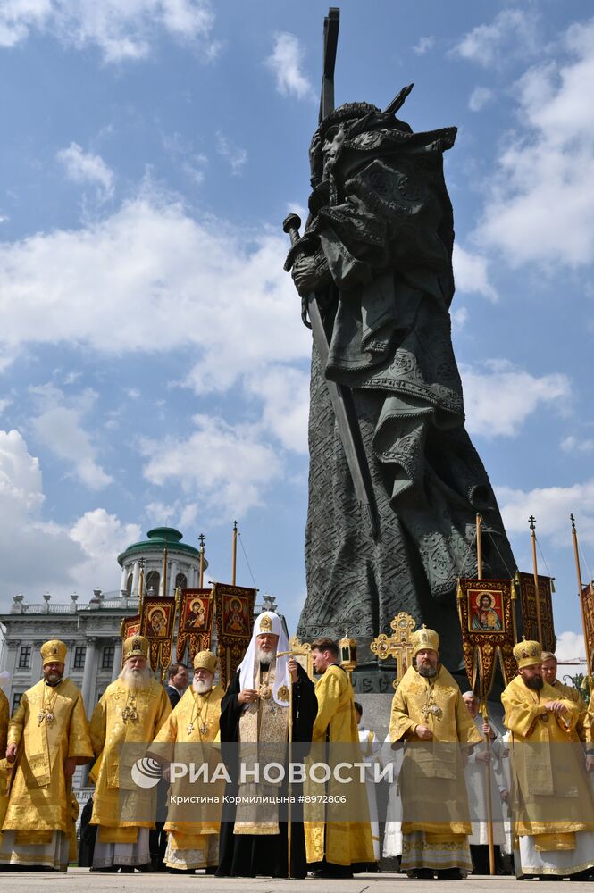 Патриаршее служение в День крещения Руси