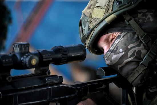 Тренировка снайперов группировки войск "Центр" в боевых условиях на Красноармейском направлении в ДНР