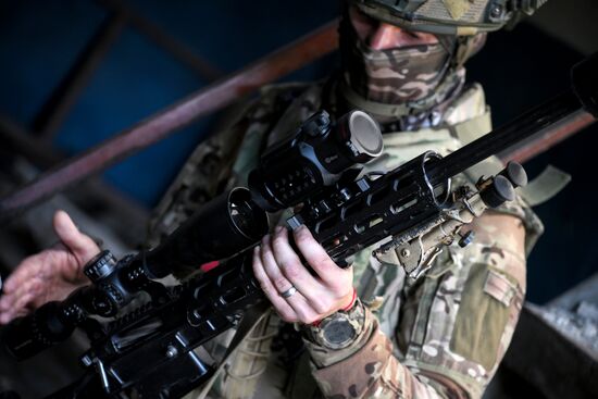 Тренировка снайперов группировки войск "Центр" в боевых условиях на Красноармейском направлении в ДНР