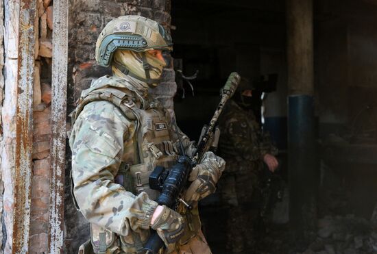 Тренировка снайперов группировки войск "Центр" в боевых условиях на Красноармейском направлении в ДНР