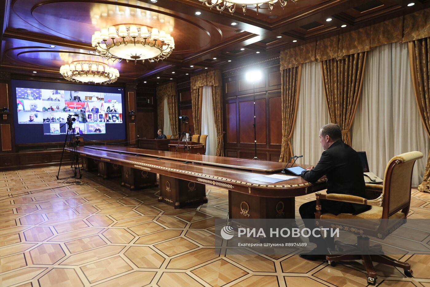 Зампред Совбеза РФ Д. Медведев провел рабочее совещание движения сторонников борьбы с неоколониализмом