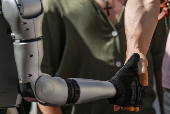 Первый в России шоурум-магазин роботов