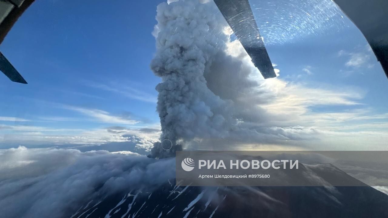 Извержение вулкана Крашенинникова на Камчатке