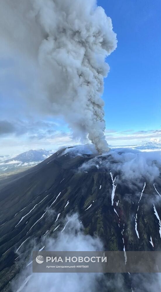 Извержение вулкана Крашенинникова на Камчатке