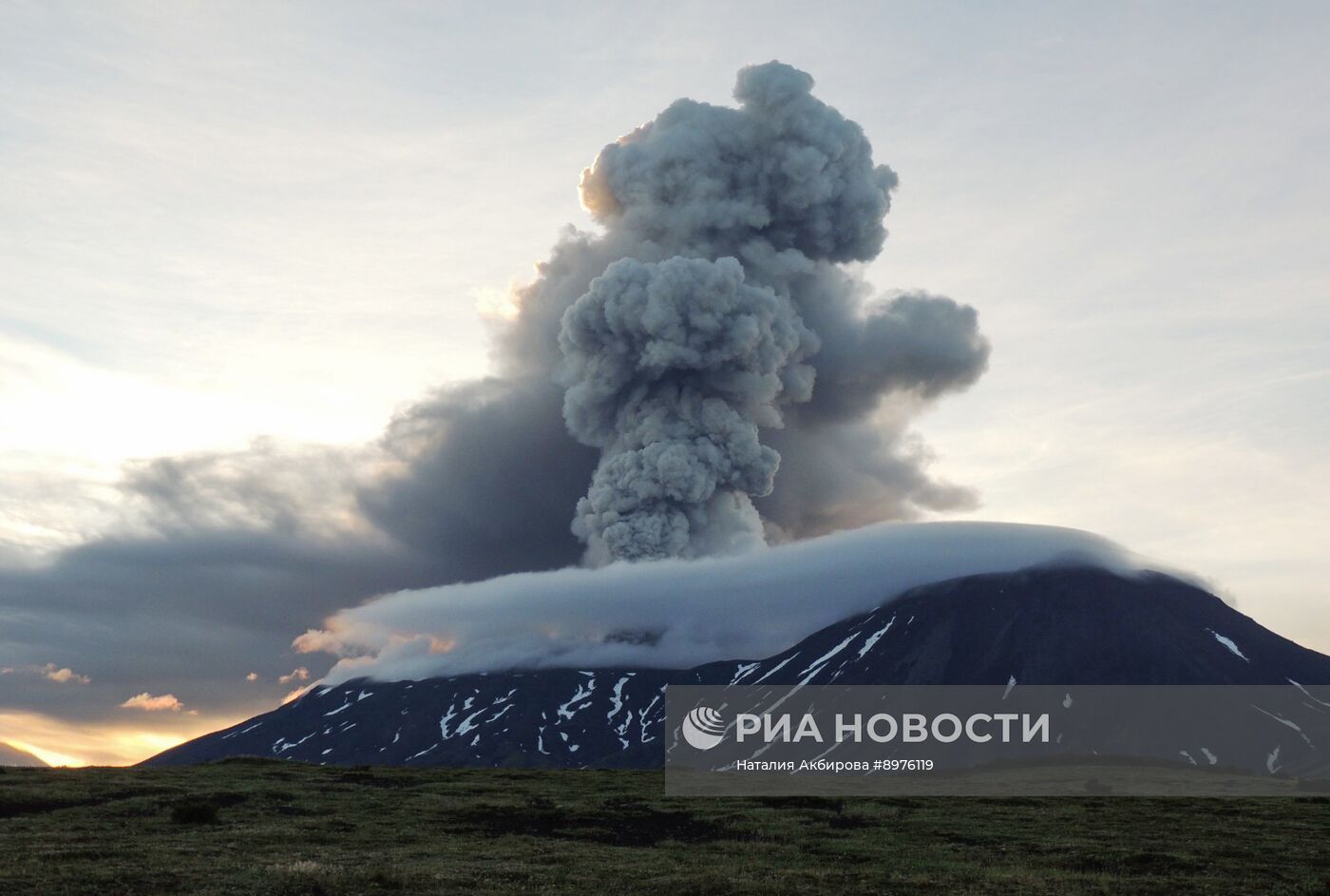 Извержение вулкана Крашенинникова на Камчатке