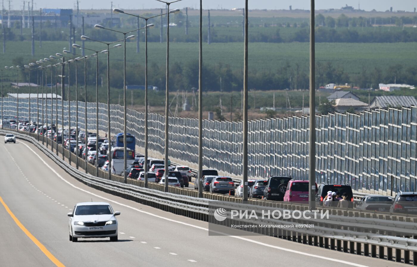 Автомобильная пробка перед Крымским мостом