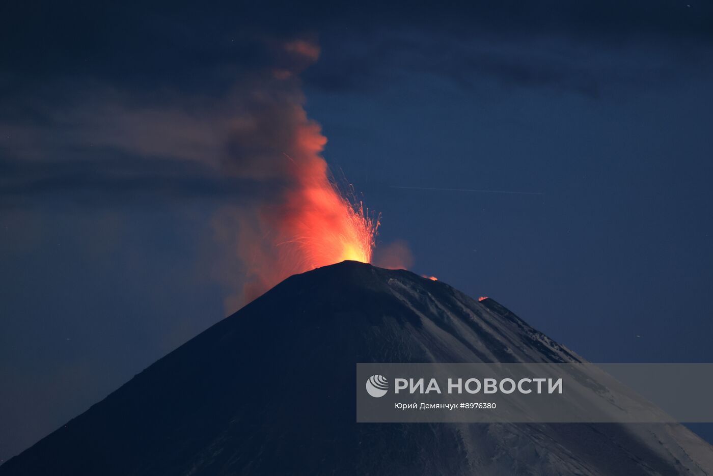 Извержение вулканов Крашенинникова и Ключевская Сопка на Камчатке
