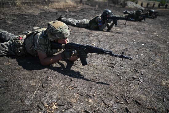 Отработка боевого слаживания военнослужащими 8-й разведывательной штурмовой бригады добровольческого корпуса Южной группировки войск в ЛНР
