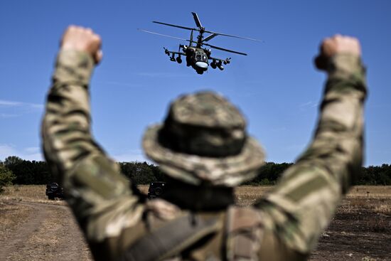 Отработка боевого слаживания военнослужащими 8-й разведывательной штурмовой бригады добровольческого корпуса Южной группировки войск в ЛНР