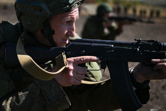 Отработка боевого слаживания военнослужащими 8-й разведывательной штурмовой бригады добровольческого корпуса Южной группировки войск в ЛНР