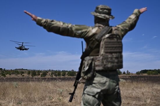 Отработка боевого слаживания военнослужащими 8-й разведывательной штурмовой бригады добровольческого корпуса Южной группировки войск в ЛНР