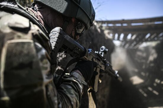 Отработка боевого слаживания военнослужащими 8-й разведывательной штурмовой бригады добровольческого корпуса Южной группировки войск в ЛНР.