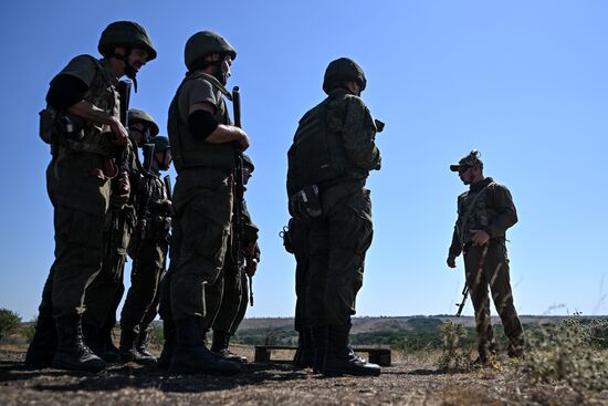 Отработка боевого слаживания военнослужащими 8-й разведывательной штурмовой бригады добровольческого корпуса Южной группировки войск в ЛНР