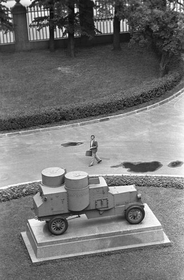 Революционный памятник Ленинграда - броневик "Враг капитала"