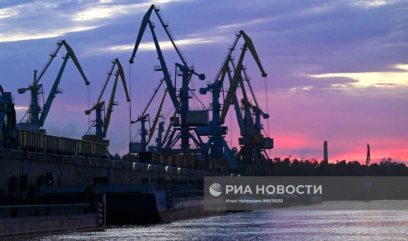 Работа Лесосибирского речного порта 