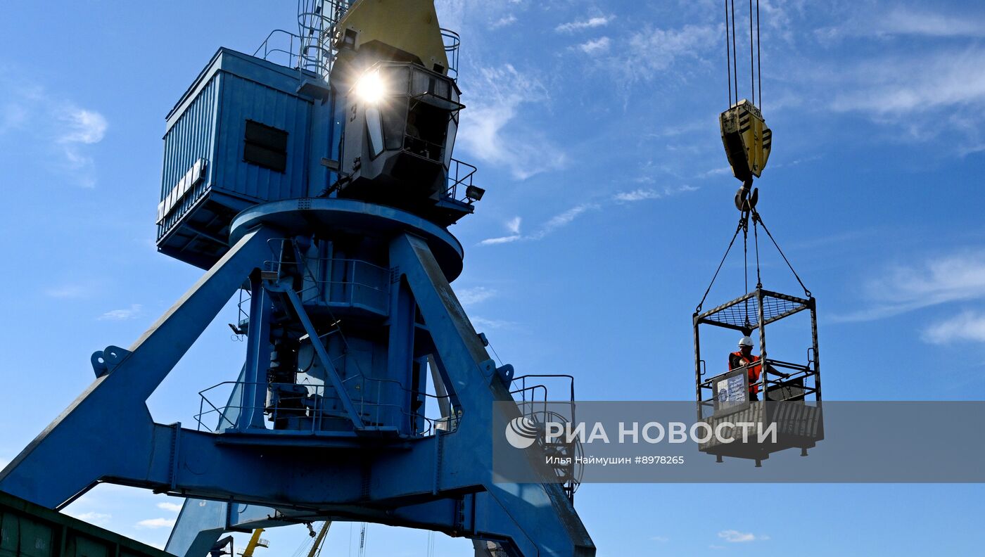 Работа Лесосибирского речного порта 