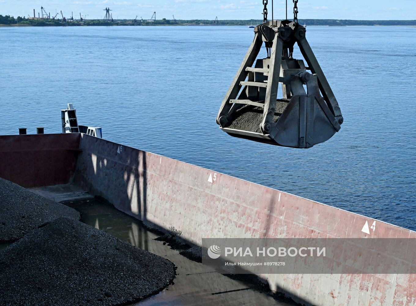 Работа Лесосибирского речного порта 