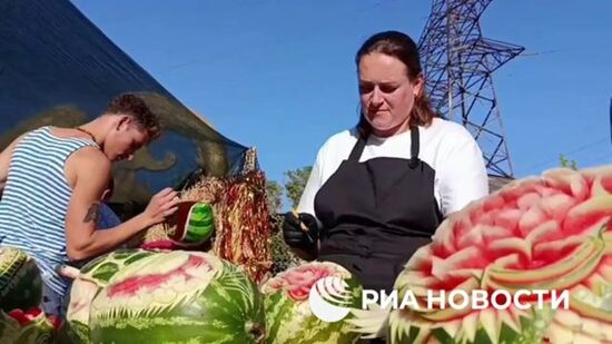 Фестиваль по вырезанию композиций из арбуза в зоопарке Бахчисарайского парка миниатюр