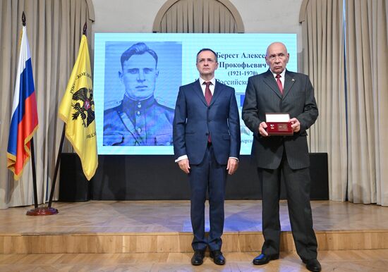 Передача золотой звезды Героя России потомкам А.П. Береста 