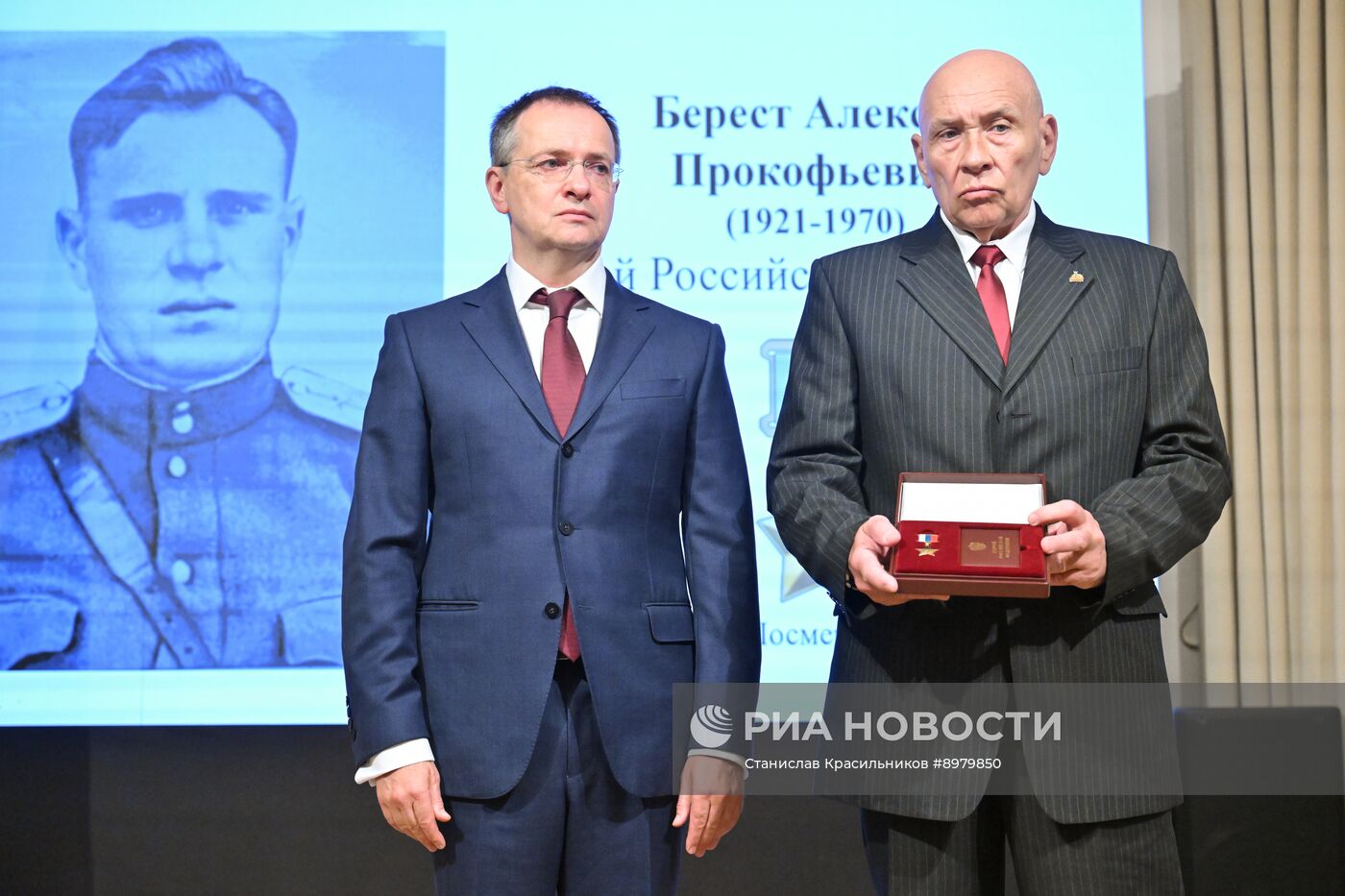 Передача золотой звезды Героя России потомкам А.П. Береста 